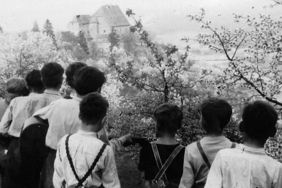 Jugendliche auf der Burg Wernfels 1949