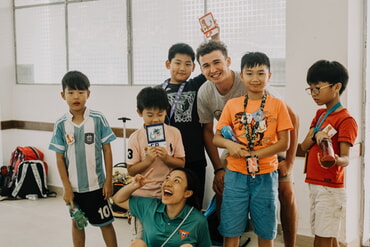 Kinder aus dem Chinese YMCA of Hongkong mit Freiwilligen aus Deutschland